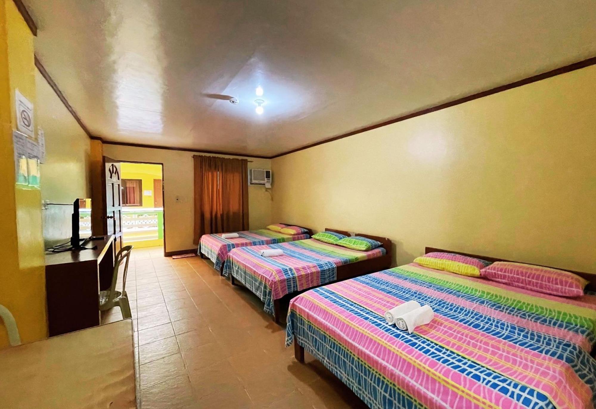 White Beach Hotel Puerto Galera Powered By Cocotel Luaran gambar