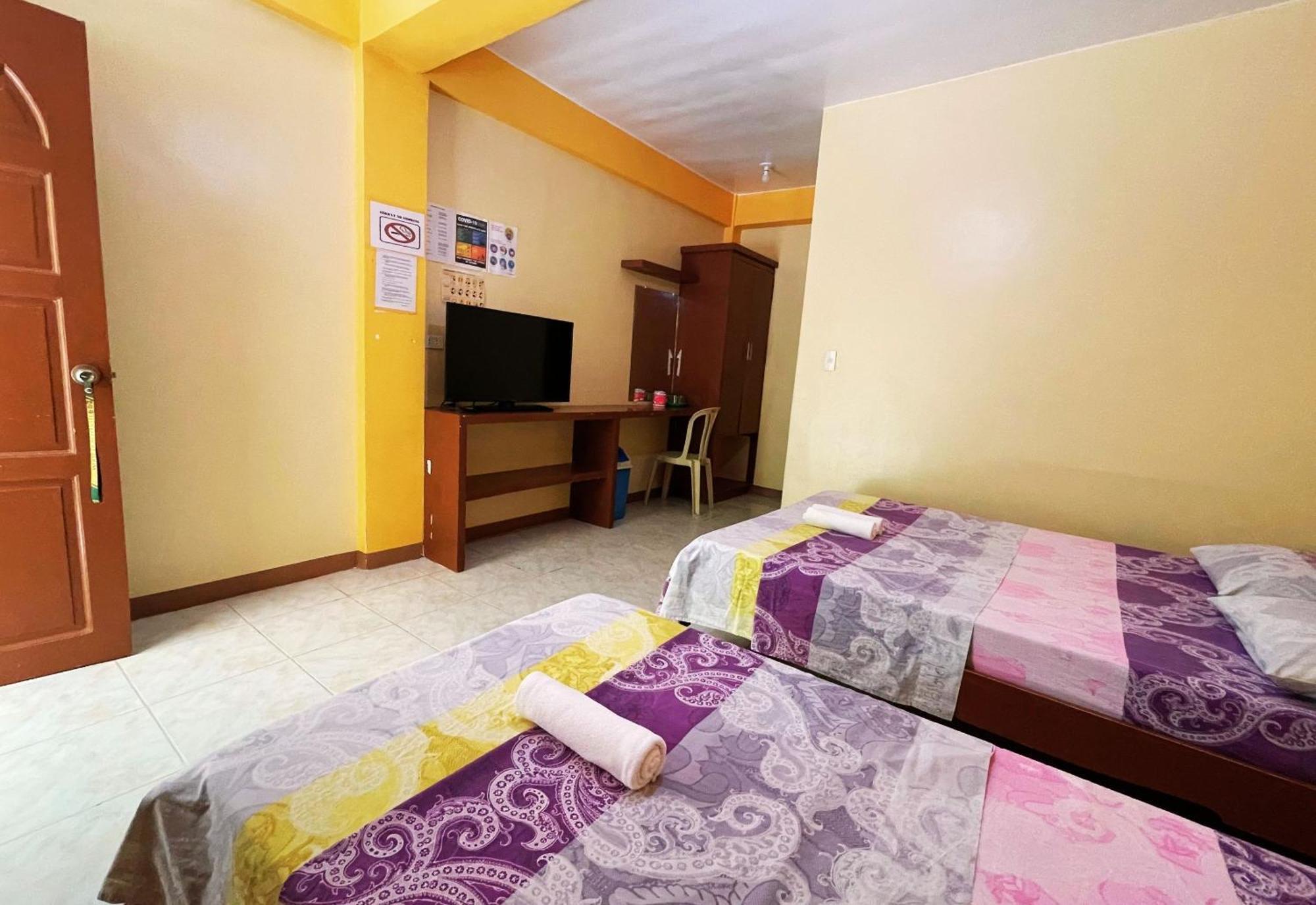 White Beach Hotel Puerto Galera Powered By Cocotel Bilik gambar