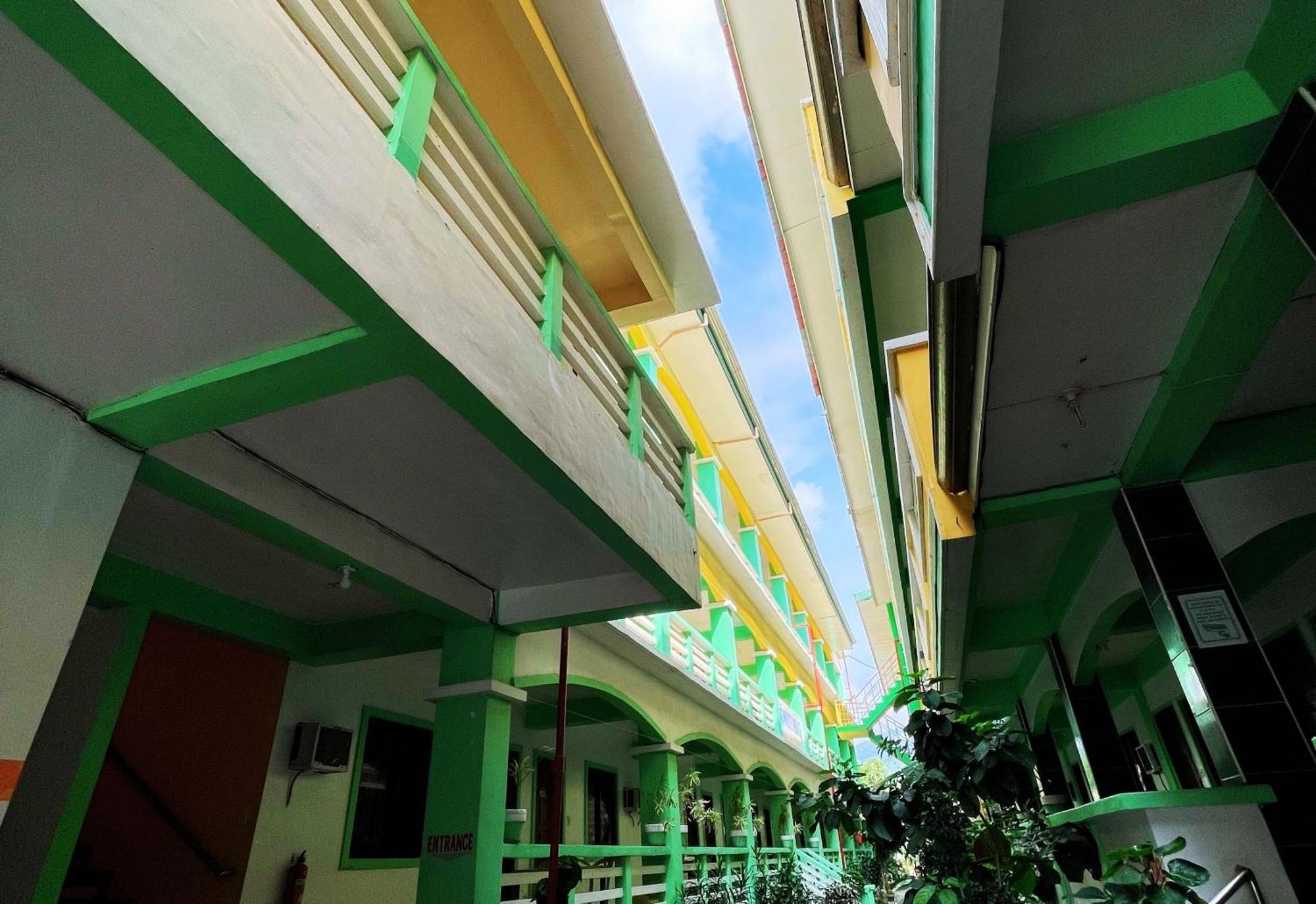 White Beach Hotel Puerto Galera Powered By Cocotel Luaran gambar
